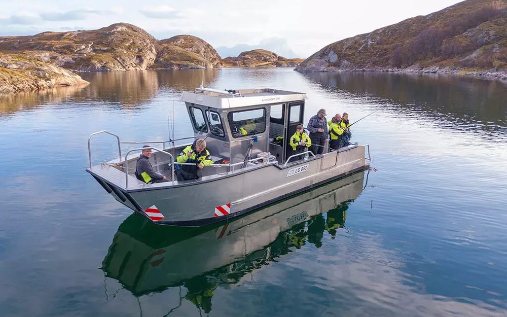 Alutec LC 853 aluminiumsbåd med fiskere i en fjord